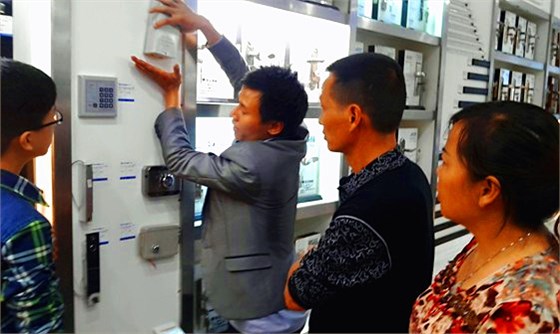 成都李文鎖城指導(dǎo)加盟商技術(shù)培訓(xùn) 成都李文鎖城指導(dǎo)加盟商技術(shù)培訓(xùn)